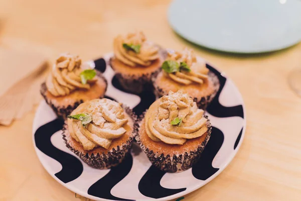 Σπιτικό καρότο Cupcakes με κρέμα τυριού ζαχαροαλοιφή για το Πάσχα. — Φωτογραφία Αρχείου