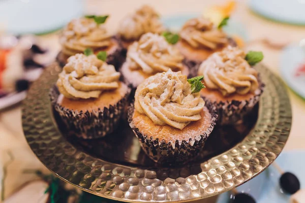 Pasteles de zanahoria caseros con glaseado de queso crema para Pascua . —  Fotos de Stock