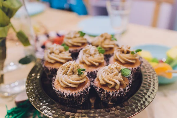 Σπιτικό καρότο Cupcakes με κρέμα τυριού ζαχαροαλοιφή για το Πάσχα. — Φωτογραφία Αρχείου