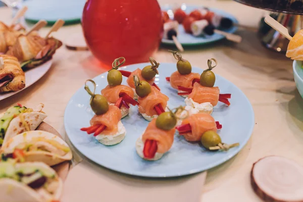 Nourrit les enfants d'une manière créative. Sandwichs en forme de serpent . — Photo