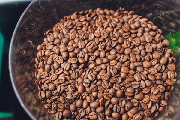 원두를 넣은 커피 분쇄기와 맨 위쪽을 클로즈업 한 모습. — 스톡 사진