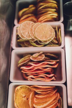 Noel süslemeleri için portakal dilimlerinden kurutulmuş portakal dilimleri..