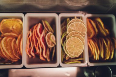 Noel süslemeleri için portakal dilimlerinden kurutulmuş portakal dilimleri..