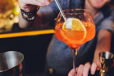 Bir barmen bir kokteyl mermer üzerinde yapar bar counter.