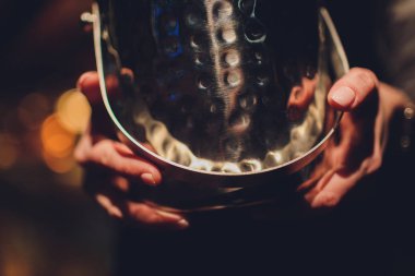 Gümüş paslanmaz çelik buz kovası, otel odasında iki bardak ve tepsi..