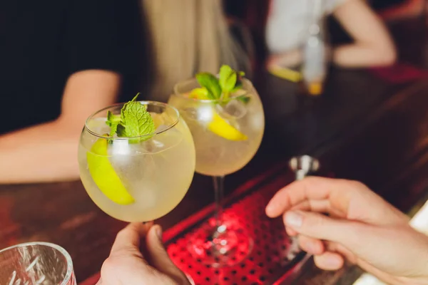 Een barman maakt een cocktail over het marmer toog. — Stockfoto