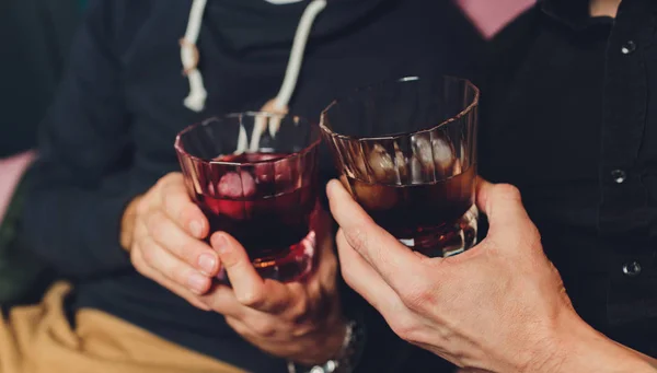 Bicchieri con alcool e tostatura, festa. ghiaccio di whisky — Foto Stock