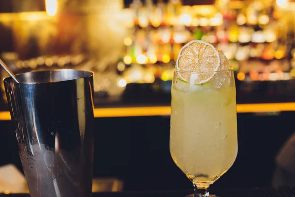 Un barista prepara un cocktail sul bancone del bar in marmo . — Foto Stock