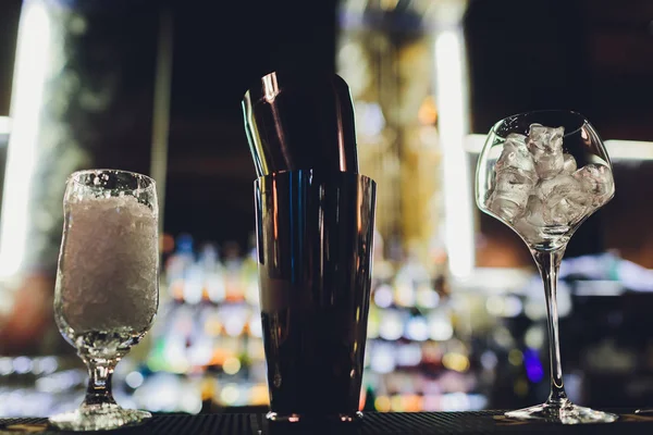 Barkeeper kocht einen Cocktail über die Theke der Marmorbar. — Stockfoto