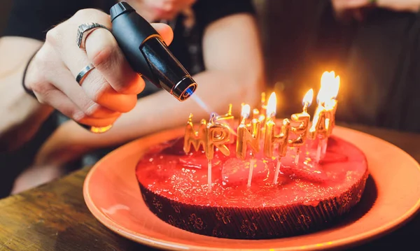 Bolo de aniversário feliz com velas cartas russas . — Fotografia de Stock