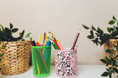 Renkli kalemler, çizim için fırçalar şeffaf siyah metal bir kaba silgi ve cetvel. Eğitim kavramı