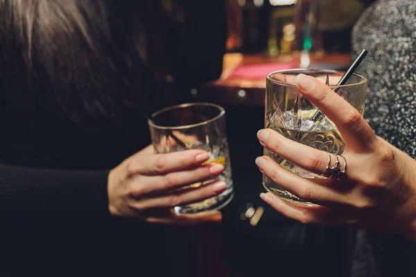 Mani che tengono i bicchieri con la birra al pub Un gruppo di amici si sta godendo il tempo della birra in città, vicino ai bicchieri . — Foto Stock