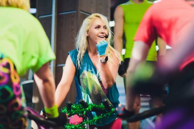 Spor salonunda cesur, sportif kız egzersizi..