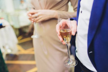 Geçici iş takımı moder office başlangıç şampanya ile kızartma. Cam Close-Up.