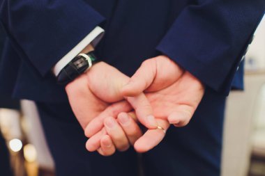 Sırtında elleri olan bir adam..