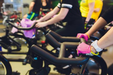 Fitness için spor salonunda spor yapan insanlar.