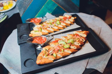 Fırın taze pişmiş köfte. Pasta tepsisinde nefis hamur işleri. Rus pirozhki fırında köfte. Geleneksel Rus turtaları, tatil için güzel yemekler..