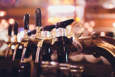Bira musluğu, bir restoranda ya da barda servis edilen bira fıçısını doldurur..