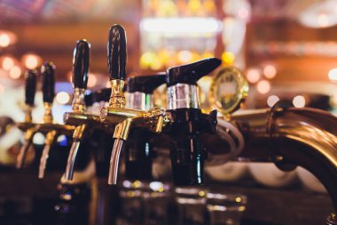 Bira musluğu, bir restoranda ya da barda servis edilen bira fıçısını doldurur..