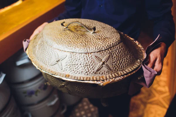 La parrilla de carne cruda en el pincho se coloca en un horno especial - tandoor para cocinar. Comida callejera . — Foto de Stock