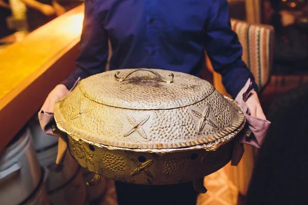 La parrilla de carne cruda en el pincho se coloca en un horno especial - tandoor para cocinar. Comida callejera . — Foto de Stock