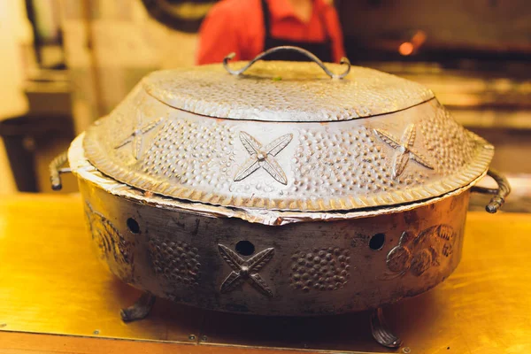 La parrilla de carne cruda en el pincho se coloca en un horno especial - tandoor para cocinar. Comida callejera . — Foto de Stock