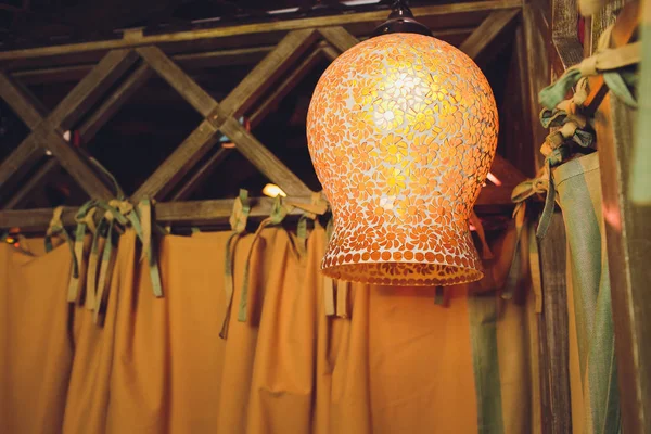 Una vieja lámpara hermosa en gazebo por la noche . — Foto de Stock