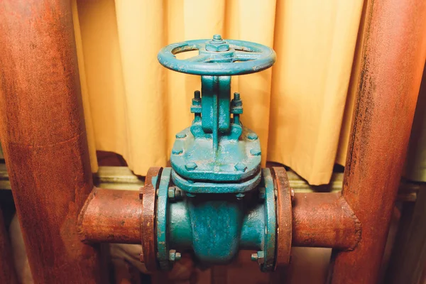 Techo en almacén antiguo con rueda y viga de madera vieja . — Foto de Stock