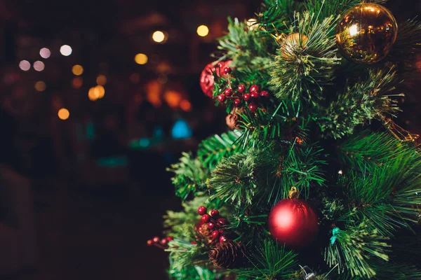 Gros plan d'arbre de Noël décoré. Décorations de Noël. Fond de vacances. Arbre de Noël. Carte de voeux . — Photo