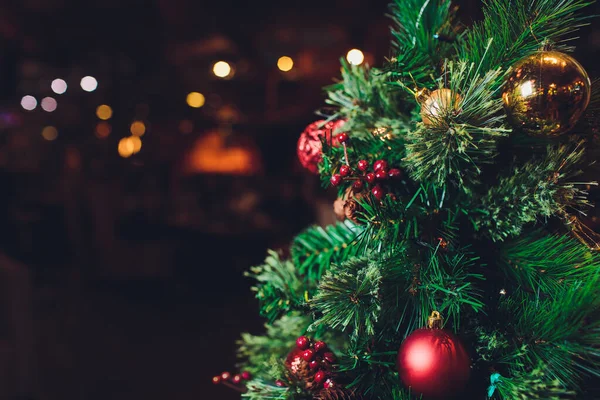 Gros plan d'arbre de Noël décoré. Décorations de Noël. Fond de vacances. Arbre de Noël. Carte de voeux . — Photo