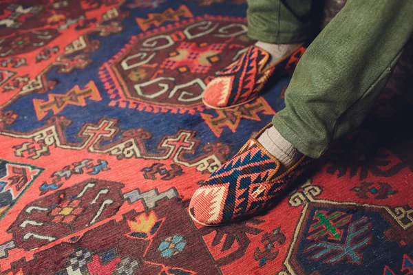Orientale fatto a mano tappeto di lana sfondo, vecchia texture . — Foto Stock