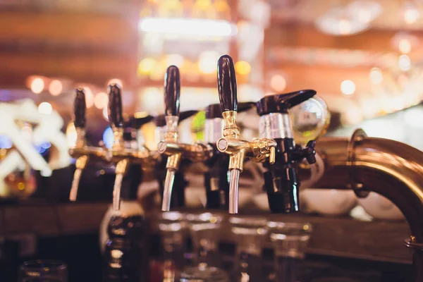 Sörcsapok csapolt sört szolgálnak fel étteremben vagy kocsmában. — Stock Fotó