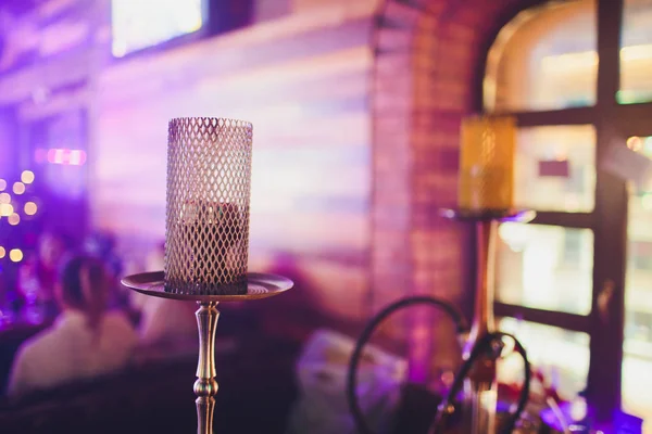 Groep rode hookahs shisha op tafel in interieur. — Stockfoto