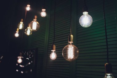 Tuğla duvar arka plan dekoratif antika edison tarzı Işık Ampüller.