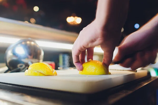 Rozkrojíme citrónové kůry na proužky. Candied Lemon Zest Cooking. Řady. — Stock fotografie