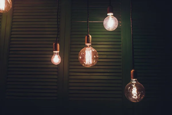 Dekorative antike Edison-Stil Glühbirnen gegen Backsteinwand Hintergrund. — Stockfoto