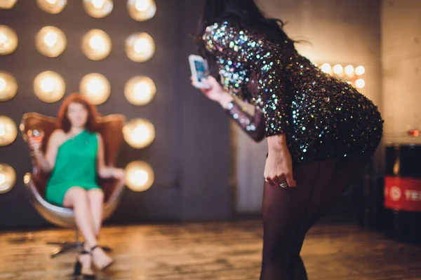 Frauen mit Smartphone machen Selfie in Nachtclub. — Stockfoto