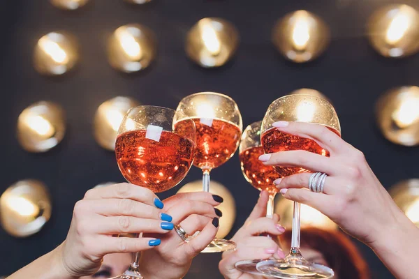 Imagen de cerca de las manos de la mujer con elegantes copas de manicura con champán, estilo blanco y negro, tiempo de fiesta. Salud. . — Foto de Stock