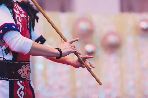 Man in nationaal kostuum speelt nationaal muziekinstrument. Kurai. — Stockfoto