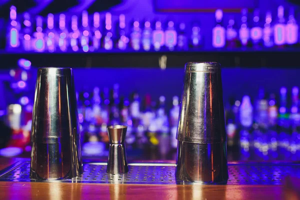 Klassische Bar-Cocktail-Shaker, Barkeeper-Tools, eine Reihe von Geräten, ausgewählte Schwerpunkte. — Stockfoto