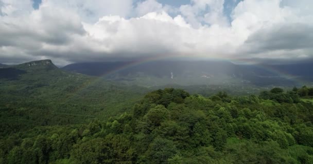 Hermosas montañas en Abjasia. Un video de la naturaleza . — Vídeo de stock