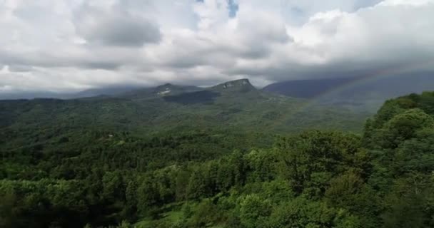 Prachtige bergen in Abchazië. Een video van de natuur. — Stockvideo