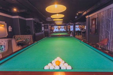 Bilardo masasında. havuz topları kusursuz bileşimi.