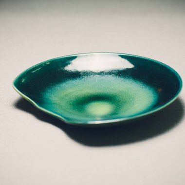 Dalgalı kenarı olan boş mavi plaka, kırpma yolu olan beyaz arkaplanda izole edilmiş dalgalı desenli döşeme, yan görüş.