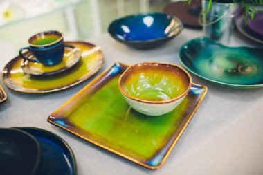 Tasarımcı el yapımı yemekler, tabak ve bardaklar şık bir butikte..