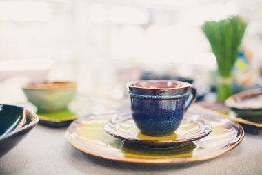 Tasarımcı el yapımı yemekler, tabak ve bardaklar şık bir butikte..