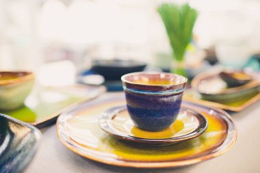 Tasarımcı el yapımı yemekler, tabak ve bardaklar şık bir butikte..