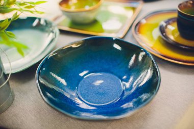 Çeşitli şekillerde çanak yığını. Çok renkli. Pazarda sat..