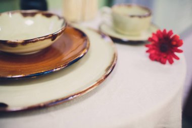 Tasarımcı el yapımı yemekler, tabak ve bardaklar şık bir butikte..