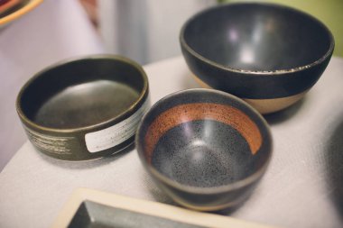 Çeşitli şekillerde çanak yığını. Çok renkli. Pazarda sat..